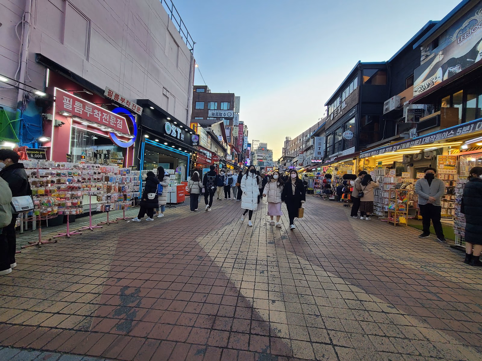 Experience the Vibrant Nightlife of Hongdae