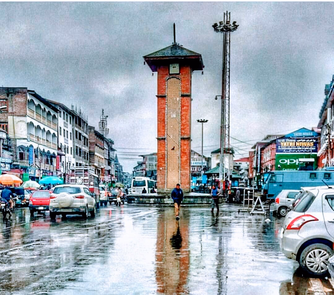 Experience the Buzz of Lal Chowk