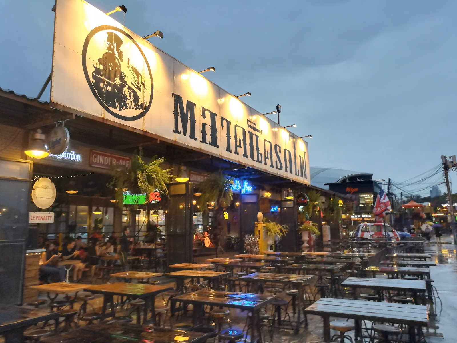 Experience the Vibrant Atmosphere of Ratchada Night Market