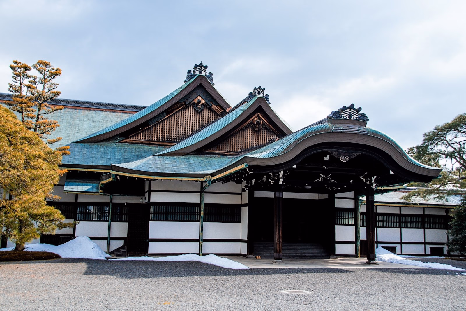 Explore the Former Residence of the Emperors of Japan