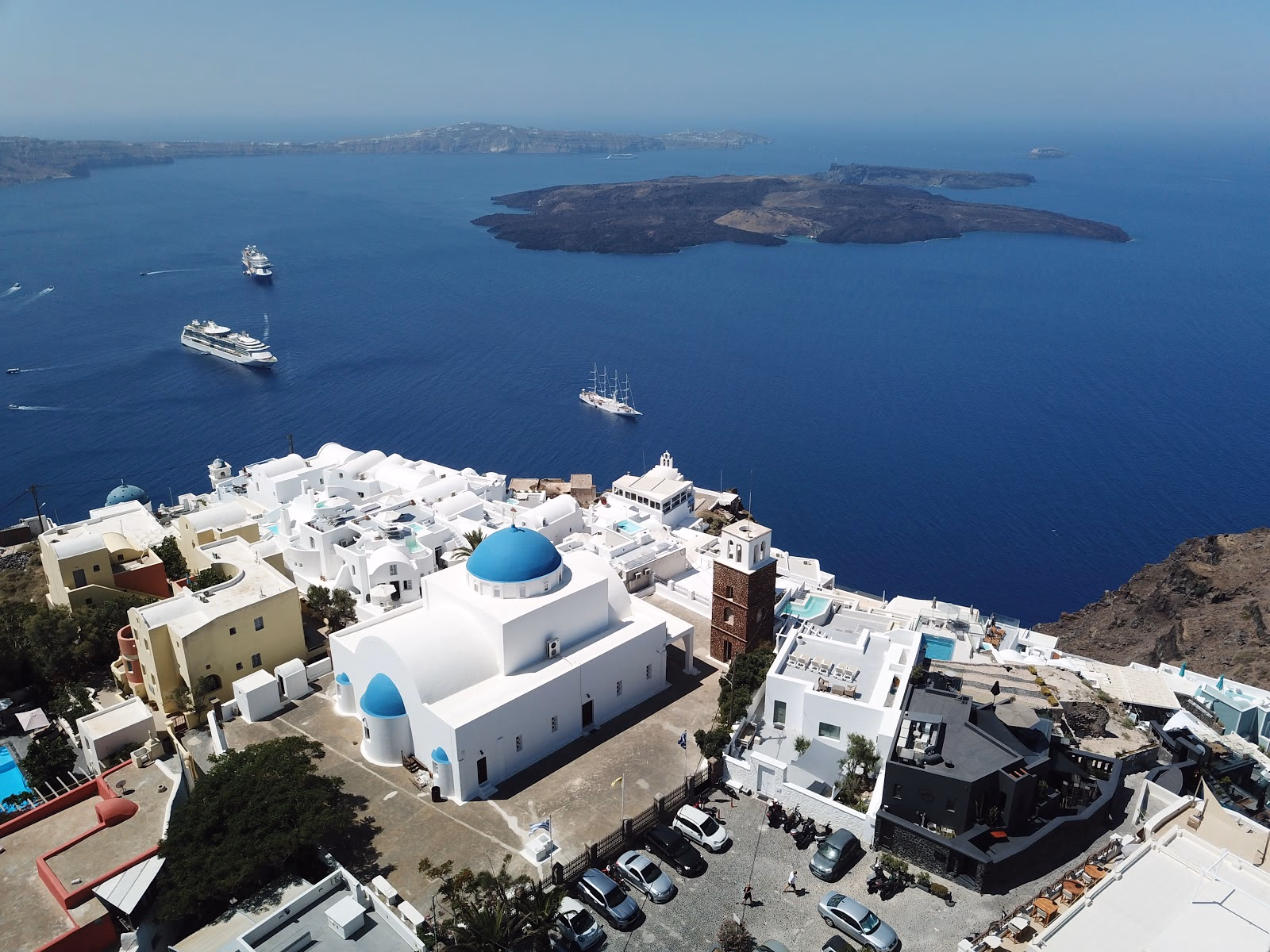 Skaros Rock: A Majestic Viewpoint with Breathtaking Scenery