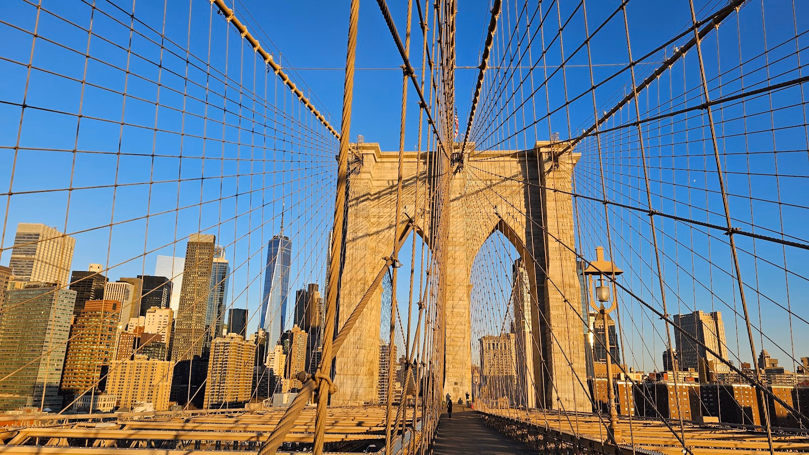 Walk the Brooklyn Bridge: Stunning Views of the Manhattan Skyline