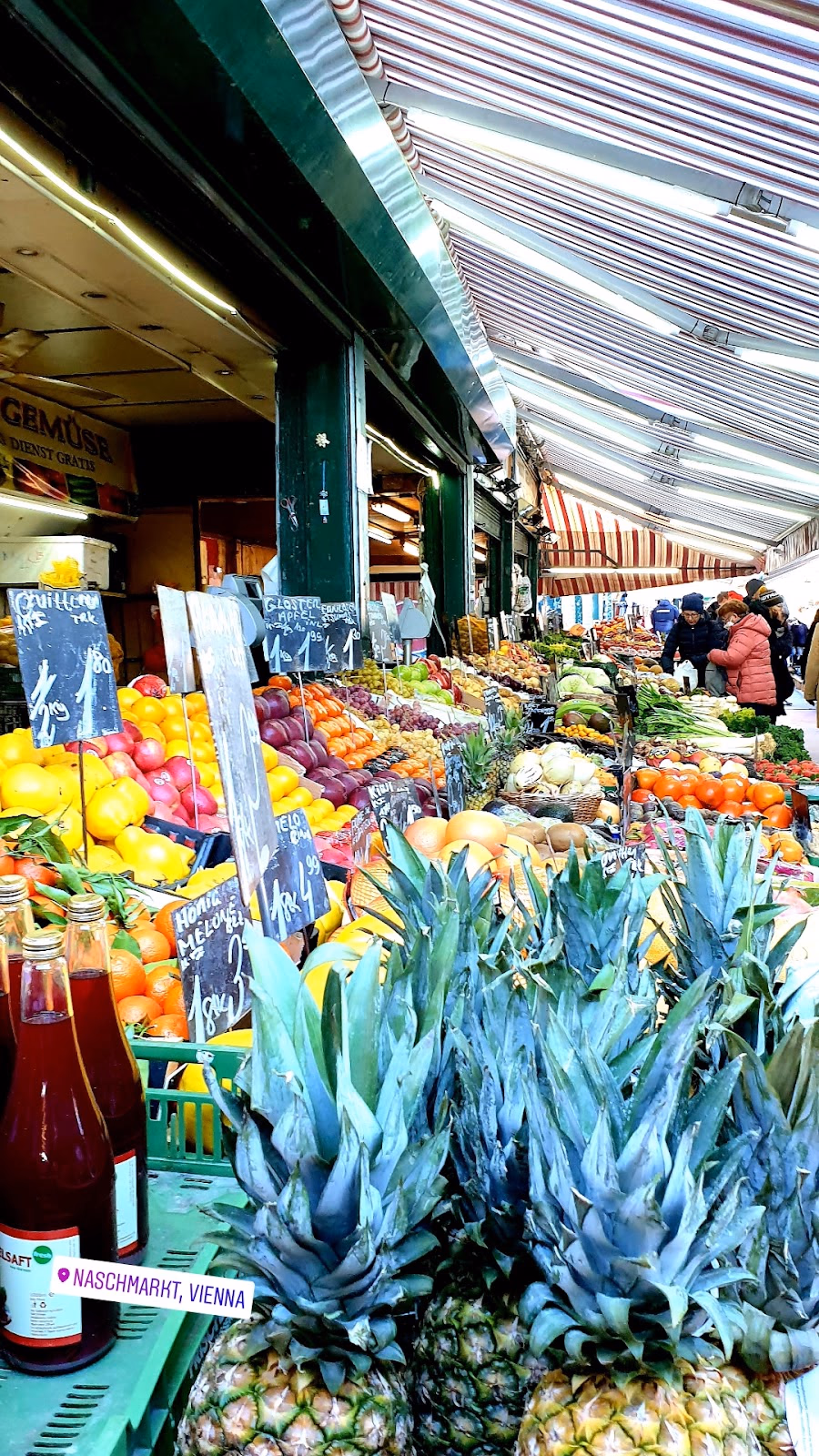 Experience the Vibrant Atmosphere of the Naschmarkt