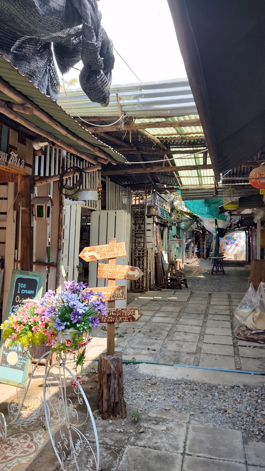 Experience the Unique Charm of a Floating Market