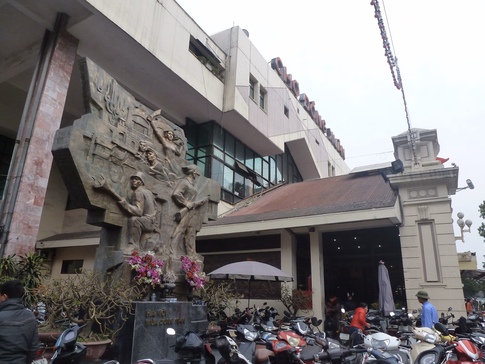 Immerse Yourself in the Vibrant Atmosphere of Hanoi's Largest Market