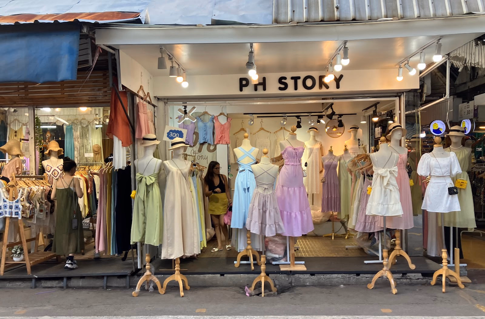 Immerse Yourself in the Bustling Atmosphere of Chatuchak Weekend Market