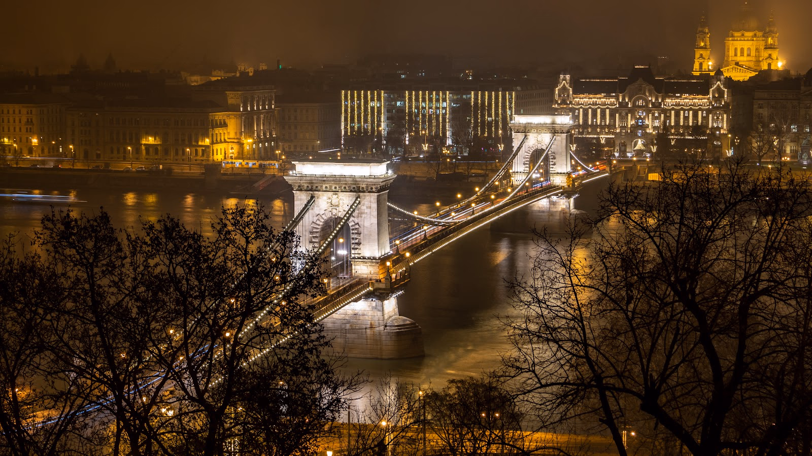 Cross the Iconic Chain Bridge for Stunning City Views