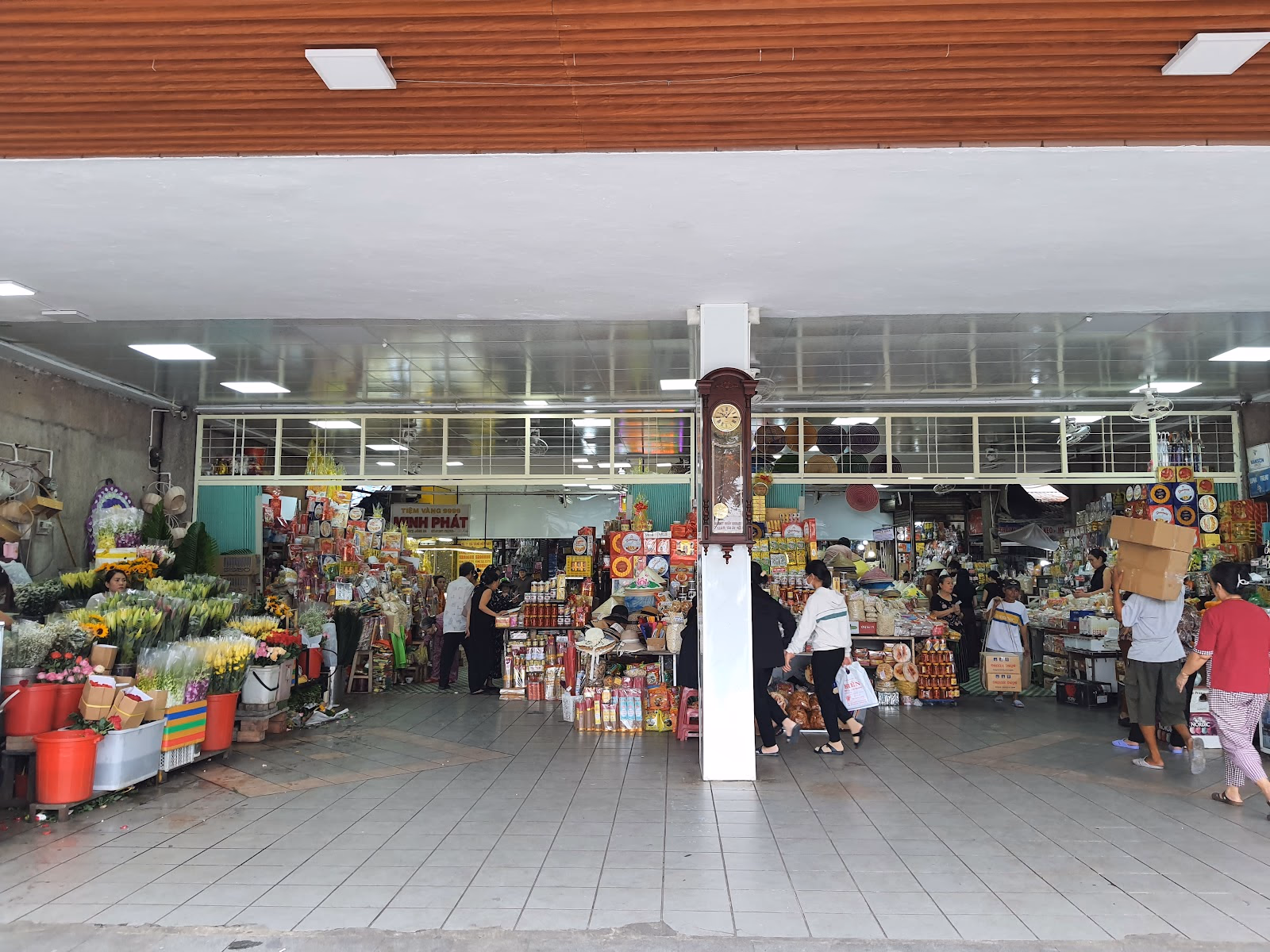 Experience the Vibrant Energy of Dong Ba Market