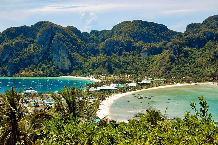 Embark on a Day Trip to the Stunning Phi Phi Islands
