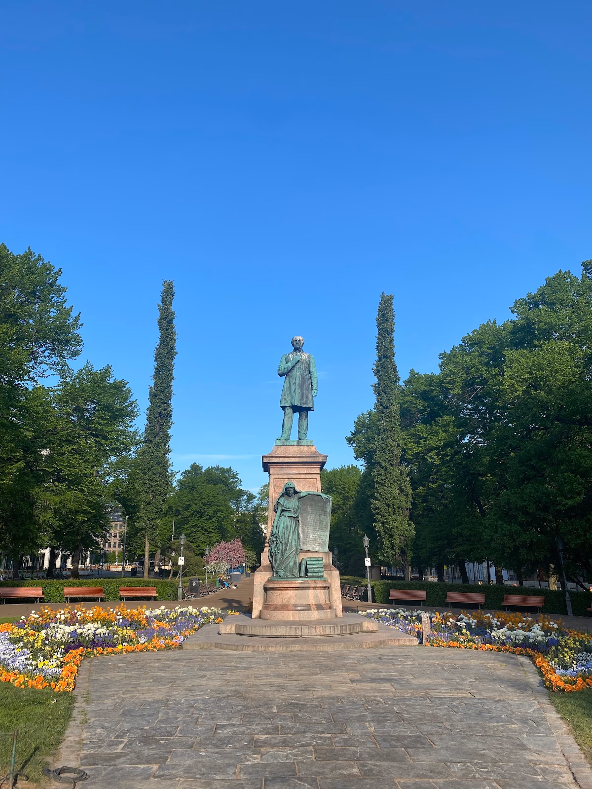 A Tranquil Oasis: A Stroll Through Esplanadi Park