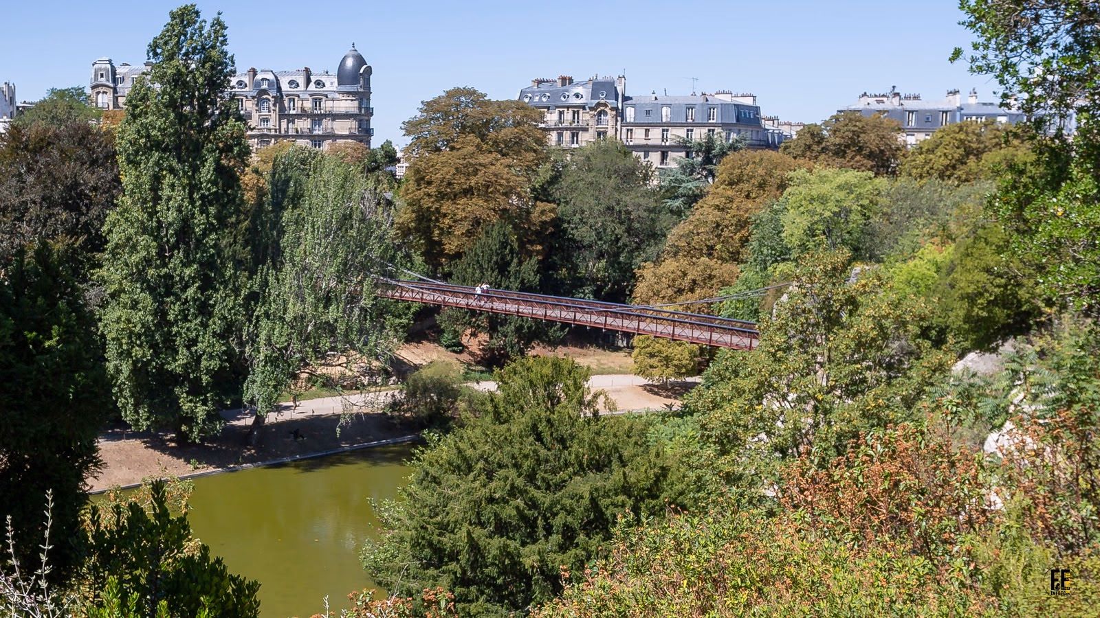 A Day in the Parc des Buttes-Chaumont: Nature and Relaxation
